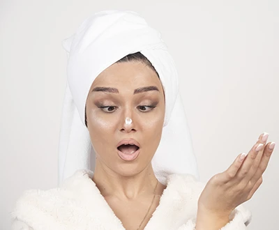 آیا لیزر موهای زائد درد دارد؟ بررسی تجربه واقعی در کلینیک آذین